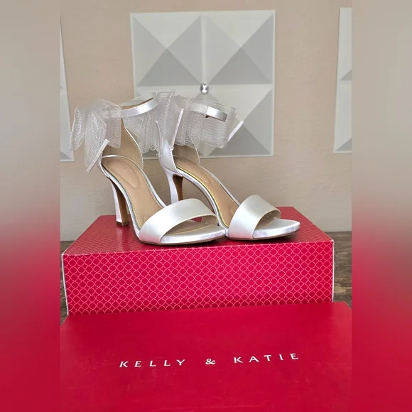 Kelly & Katie White Satin Bow Heels Size 7.5M Elegant Bridal Ankle Strap Sandals - Picture 6 of 7